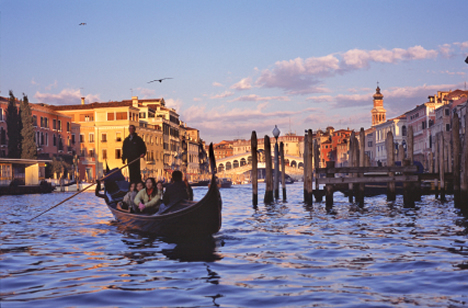 Reise nach Venedig ~ Ratschläge Hochzeitsreise und Honeymoon Tipps ~ Brautpaar in den Flitterwochen